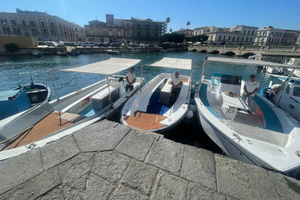 2.5-HOUR BOAT TOUR ORTIGIA+SEA CAVES+PILLIRINA+FRUIT DRINK