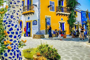Borgo Parrini Gaudí-style: walking tour in a colorful art village
