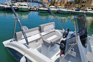 Castellammare del Golfo: Noleggio barche per un'intera giornata a luglio