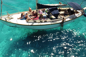 Catânia: Passeio de barco com aperitivo, prosecco e mergulho com snorkel