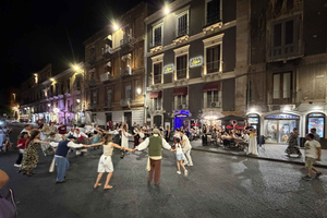 Live Tarantella show in Catania and traditional themed dinner.