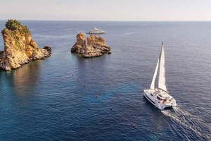 Luxo em catamarã: passa o dia entre os gigantes de pedra de Scopello!