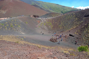 Etna et gorges de l'Alcantara : visite à travers des paysages volcaniques et des gorges fluviales