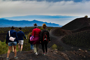 Etna fra Taormina: Let vandretur og lavagrotte i lille gruppe