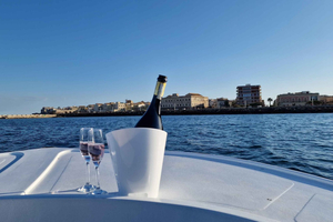 Siracusa: Ortigia & Sea Caves Boat Tour with Sunset Apertif