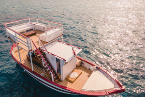 Siracusa: experiencia en barco con aperitivo y parada para nadar