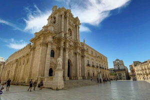 Syracuse: Panoramic Tour of the Island of Ortigia with Drink
