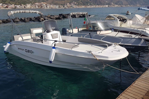 Taormina: Uthyrning av båt på 40 hk hela dagen