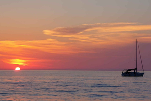 Tropea: Aperitif bei Sonnenuntergang auf einem Segelboot