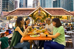 Singapore: Night Walking with 6 Food Tastings & Light shows
