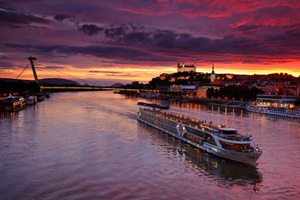 Bratislava: Danube River Cruise with Unlimited Prosecco