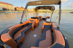 Bratislava: Private Danube River Cruise with Drinks