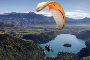 Bled: experiencia de parapente en tándem sobre el lago de Bled