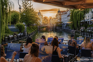Liubliana: paseo en barco al atardecer con DJ y experiencia de pintura