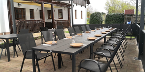 PRI ŠTORKLJI, Gostilna, sobe in apartmaji