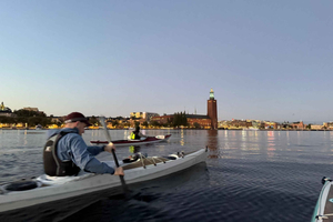 Estocolmo de noche: tour guiado en kayak con traje seco