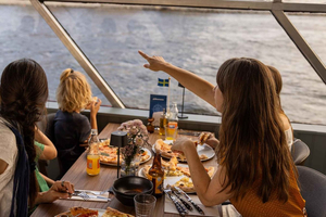 Stockholm: City Cruise with Fresh Pizza