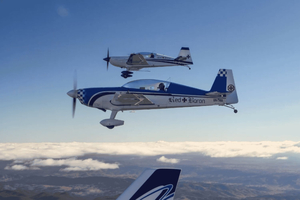 volo in biplano a cabina aperta con acrobazie aeree