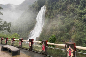 Taipei: Neidong Forest, Luxury Hot Spring & Bitan Boat Ride