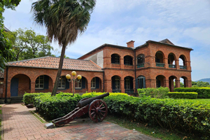 Tamsui: Historic Landmarks and Riverside Morning Tour