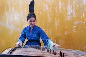 Vestir Hanfu y tocar el guzheng