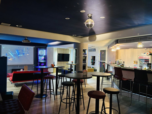 Neverland Bar｜台北複合式酒吧｜大安區｜美味餐點|各式調酒｜啤酒買二送一｜開放式包廂｜飛鏢｜桌遊｜唱歌｜包場｜活動 | 生日招待