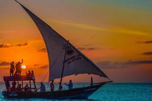 Crociera al tramonto in dhow con servizio di prelievo