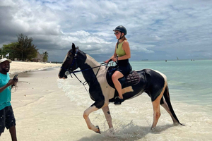 Zanzibar: Passeggiata a cavallo sulla spiaggia e nuoto con i cavalli