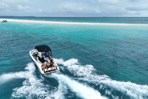Sansibar: Ylellinen pikaveneen saarihyppelykierros (Island Hopping Tour)