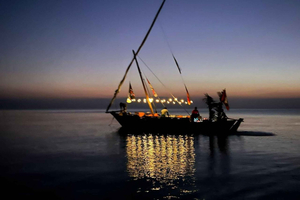 Zanzibar: Yksityinen auringonlaskun dhow-illallisristeily ja kuljetukset