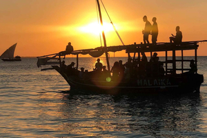 Zanzibar: crociera al tramonto in dhow con servizio di trasferimento