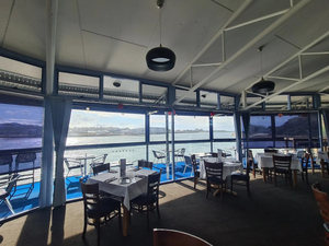 Strait off the boat Seafood, Bar and Restaurant