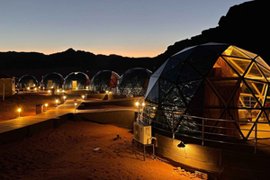 Tel Aviv: Petra & Wadi Rum 2-Day Glamping Trip lentojen kanssa