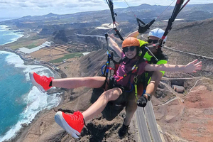 Gran Canaria: Paragliding Flight with Tapas & Pickup
