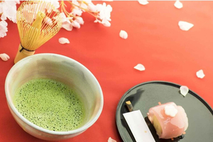 cerimonia del tè a Ginza con matcha, dolci e sushi giocattolo
