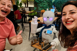 Robotcafé-oplevelse med japansk måltid og guidet rundvisning