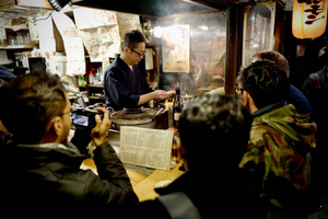 Shibuya：Bar Hopping with Local Guide (10 Dishes, 3 Drinks)