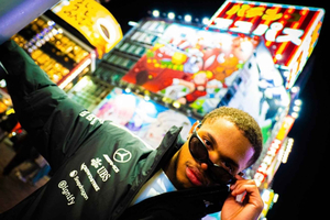 Shinjuku neonfototur på kvällen