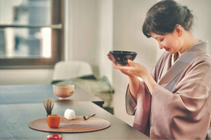 cerimonia del tè a tavola con kimono e 2 matcha