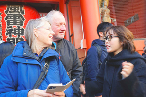Tokyo: Asakusa Temple & Shrine Walking Tour with Local Guide