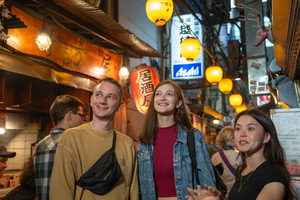 Tokyo: Shinjuku Bar Hopping & Night Walking Tour