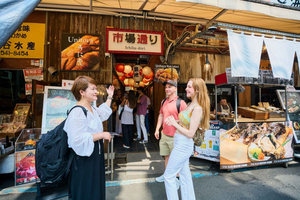 Tsukiji Market: Local Guide Food Tour with 7 Gourmet Bites