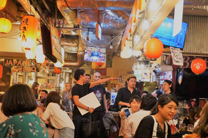 Shibuya Bar Hopping Tour (obegränsad dryck + full middag)