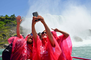 Toronto: Niagara Falls Bus Tour with Maple Tasting and NOTL