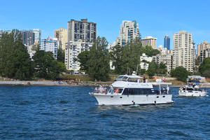 City Sightseeing Boat Tour with Drinks and Snacks