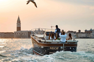 Luxury Boat Tour to Murano & Burano with Private Local Guide