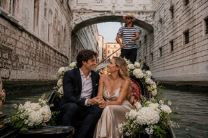 Venedig: Luxus-Gondel, personalisierte Blumen & Fotoshooting