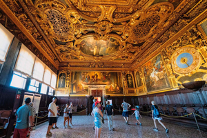 Venice: Exclusive Doge’s Palace Tour with Local Aperitivo