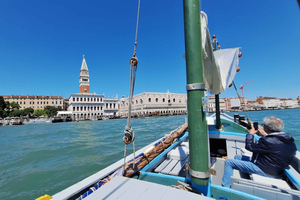Venice: Highlights Boat Tour on a Classic 1965 Bragozzo Boat