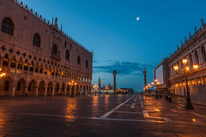 Venice: Private After Dark Tour and Gondola Ride